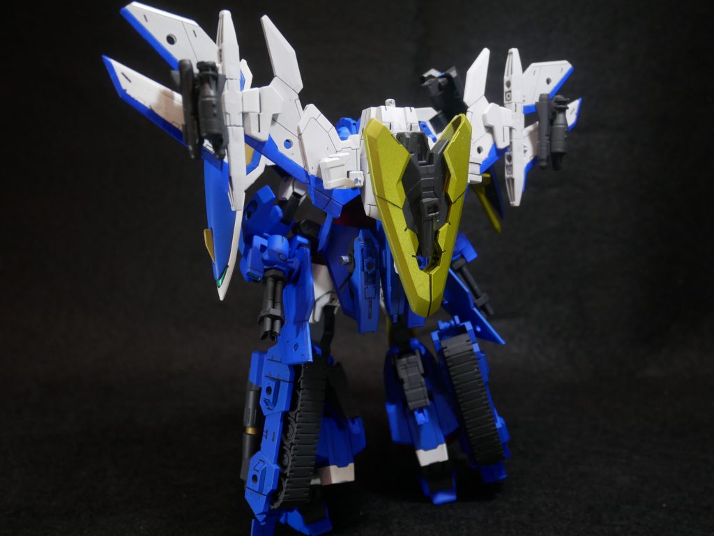 コアブレイヴァーはい、合体してもらいました。「コアブレイヴァー」です。純粋な乗り物系アーマーを作ったのは実は初めてだったんですが、いい感じに勇者っぽい仕上がりにはなったかなと思います。相変わらずバックパックが重くて自立させるのに一苦労させられますがこれぞ私クオリティー。