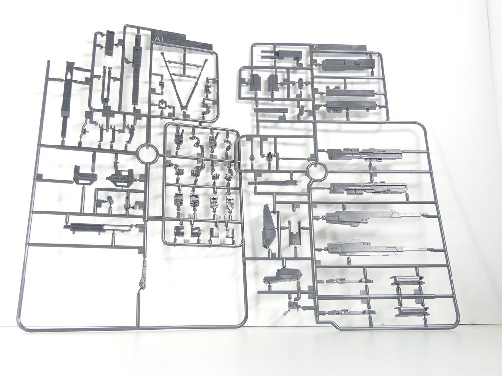 ランナー。グレーの濃淡で2枚。通常PS。妙に余っているのが印象的なランナー・・・当初は完成済みキットだったからね。武装としてはハイパー・メガ・ランチャーとビーム・スプレーガン。それぞれ2パターンを再現可能・・・2パターン?今までのシステムウェポンキットは3パターンくらいが基本だったのにねぇ。