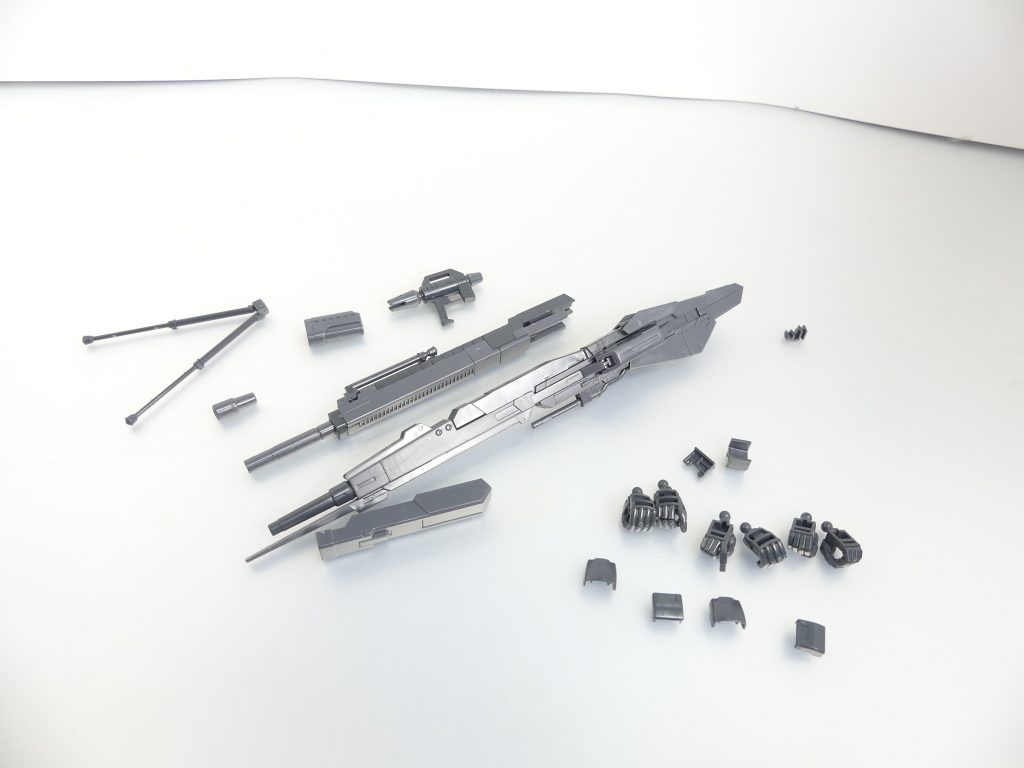 セット内容。・ハイパー・メガ・ランチャー(一式)・ビーム・スプレーガン(一式)・銃持ち右手首(角度付き)(連邦・ジオン各×1)・武器持ち手首(連邦・ジオン左右各×1)・手首用甲パーツ(連邦・ジオン左右一式×1)・旧HGUCZガンダム・RGZガンダム対応接続パーツ・・・と書きましたが、「武器持ち手首」はほとんど役に立ちません(左手はハイパー・メガ・ランチャー用のフォアグリップ保持用、右手は「お好みで使用してください」になっている)。双方指かけ式手首が必須です。