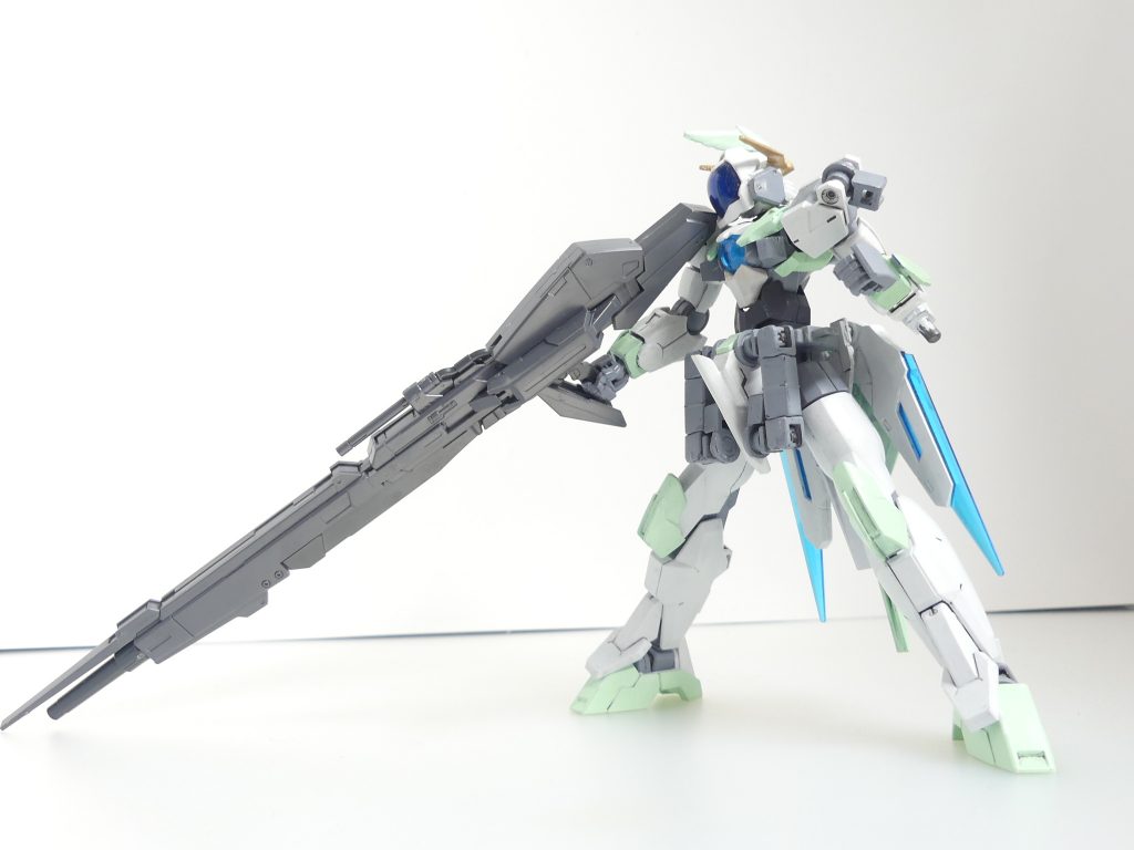 ハイパー・メガ・ランチャー:Zガンダム用の携行大型ビーム兵器。ほぼこのために買うと言ってしまってもいいメイン武装。砲身は通常タイプとロングタイプに切り替え可能。ロングタイプでは後部のパーツも切り替えます。砲身は伸縮、グリップカバーとフォアグリップは可動。フォアグリップ部は左右ともに差し替えである程度位置を変更可能。