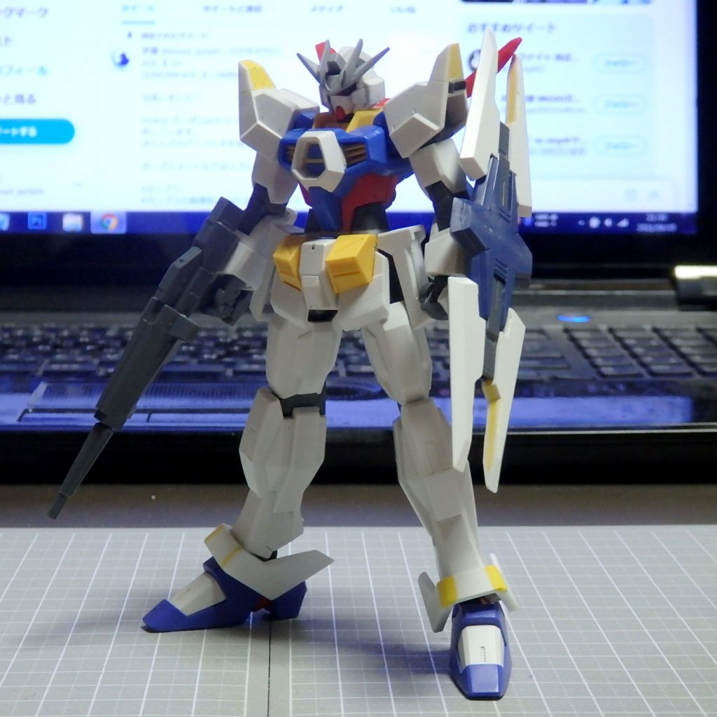 製作途中での写真になります。頭部、肩部、バックパックなどの上半身部分を中心に形状をアレンジ。フロントアーマー、アンクルアーマーなどの形状もアレンジしています。ドッズライフル先端銃口部もジャンクパーツを使い形状変更。シールドは前述の通り、フルグランサのシールドライフル×2を切り貼りしています。