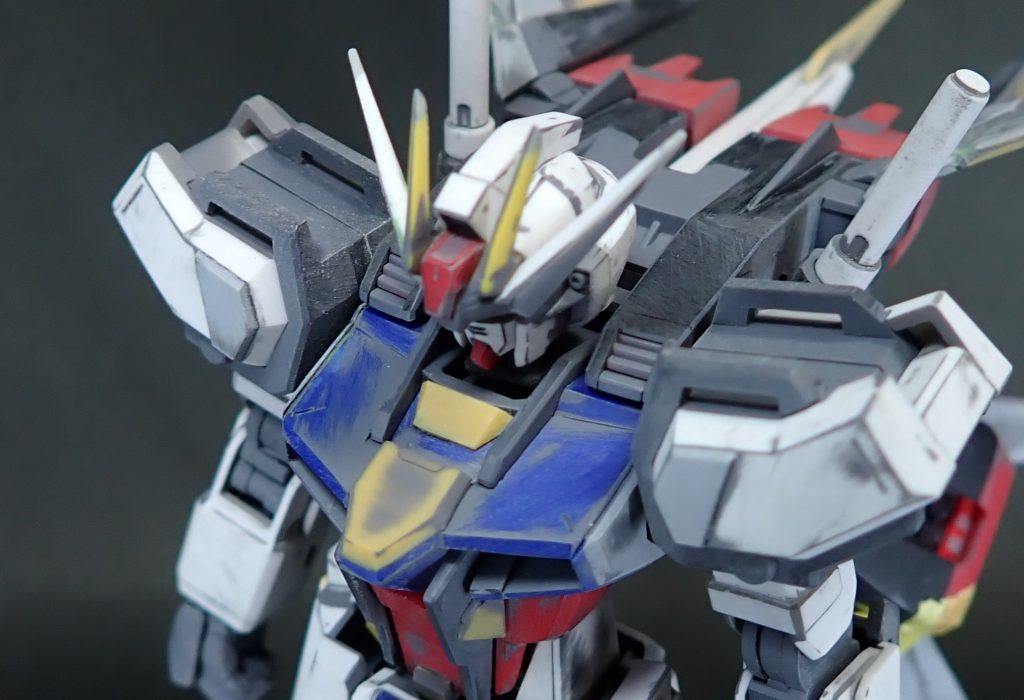 胸部がのっぺりした印象だったのでプラ板を貼り付けたり、一部削り込みするなどしてディテールを追加しました。