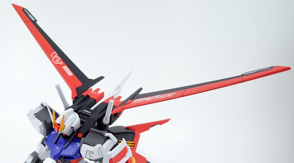 主翼は1mmプラ板を切り出し、0.5mmプラ板で赤い部分の段差を作ってみました。