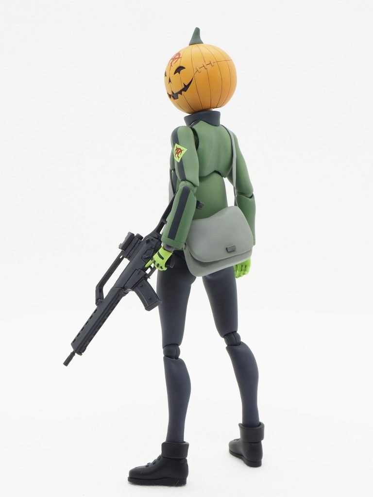 うしろ。肩掛けカバンも再現しました。しかしこのバッグ、ハイジャックするにはカジュアルすぎない？