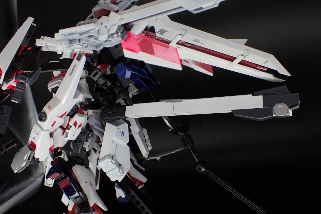 フライトユニット・サイコフレーム展開時。飛翔時には背面の大型スタビライザー内のサイコフレームも露出し、サイコフィールド発生の中枢となる。