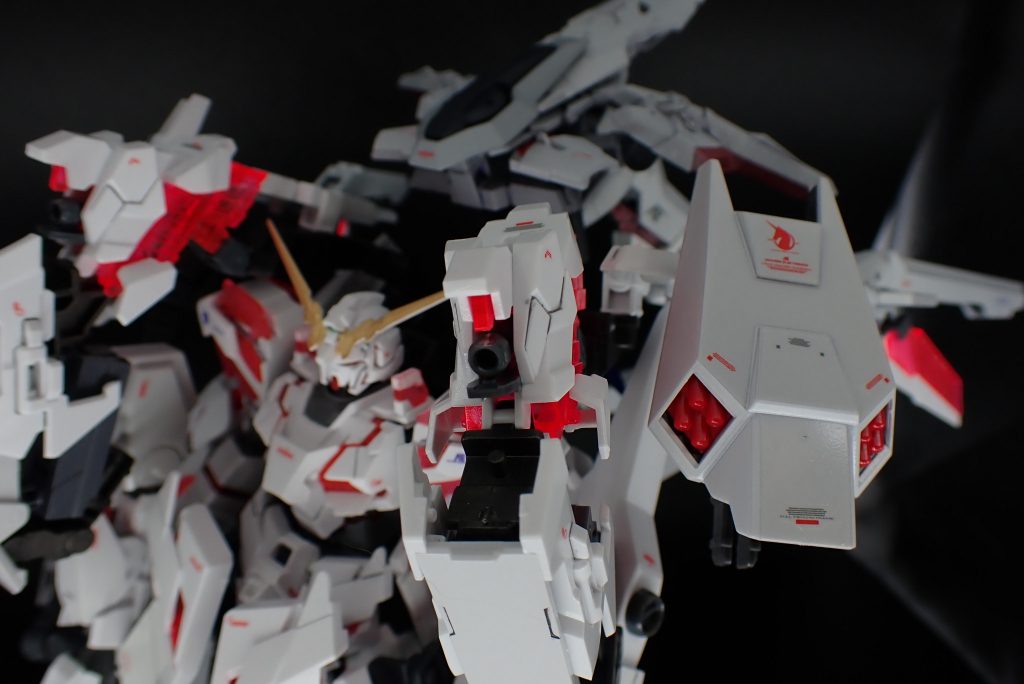 「アディショナル・ビームキャノン」前方アームに内蔵されたビームキャノン。高威力だが角度調整は難しく、あくまで牽制用。