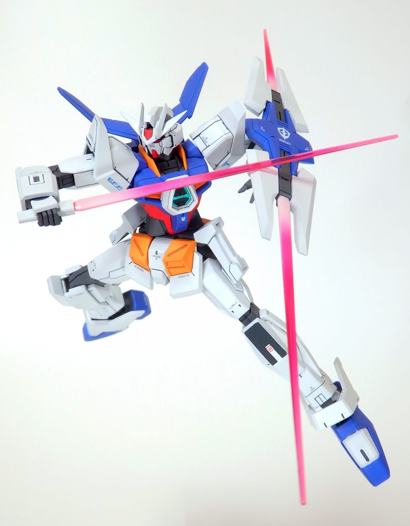 ガンダムAGE-1 フルグランサが左右の前腕に装備するシールドライフルを切り貼りし1つしたオリジナルのシールドです。上下の銃口部からビームサーベルを発振することのできる攻防一体型の武装です。