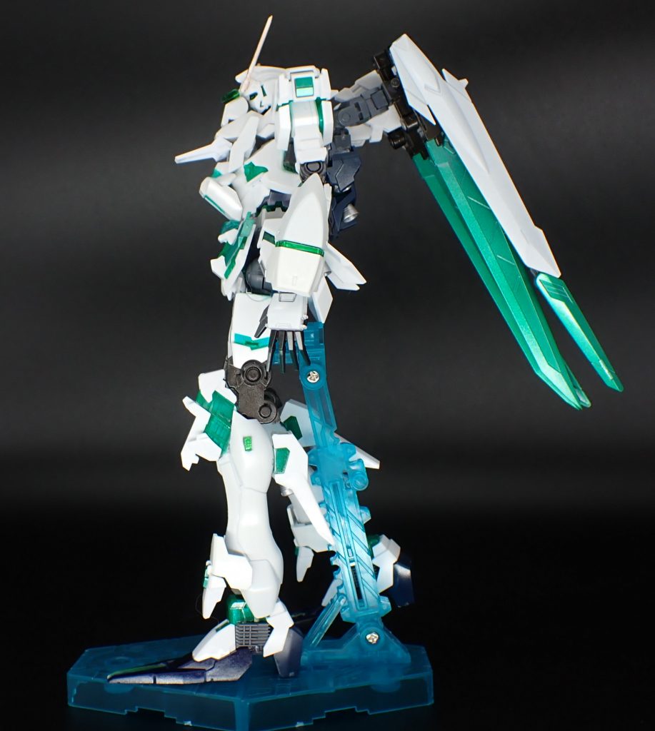 背面スタビライザー。サイコフレームによって構築された光の翼。通常時は折りたたまれているが、翼のように展開して高速機動モードへと移行可能。