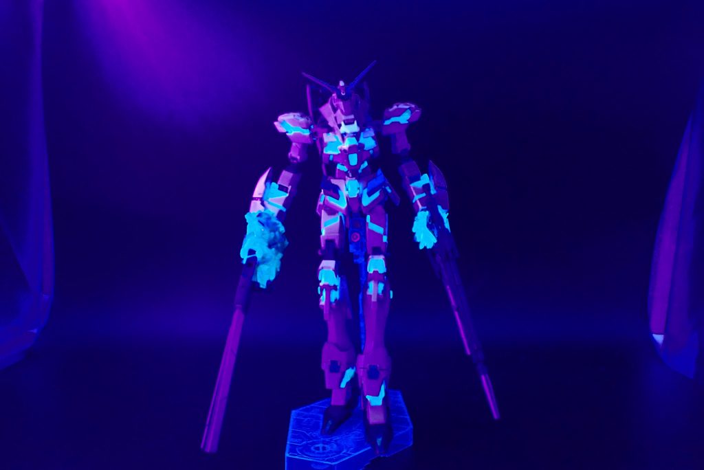 胸部の増加分サイコフレームなどはランナーパテを盛ってるので、UVライトできれいに光ります。