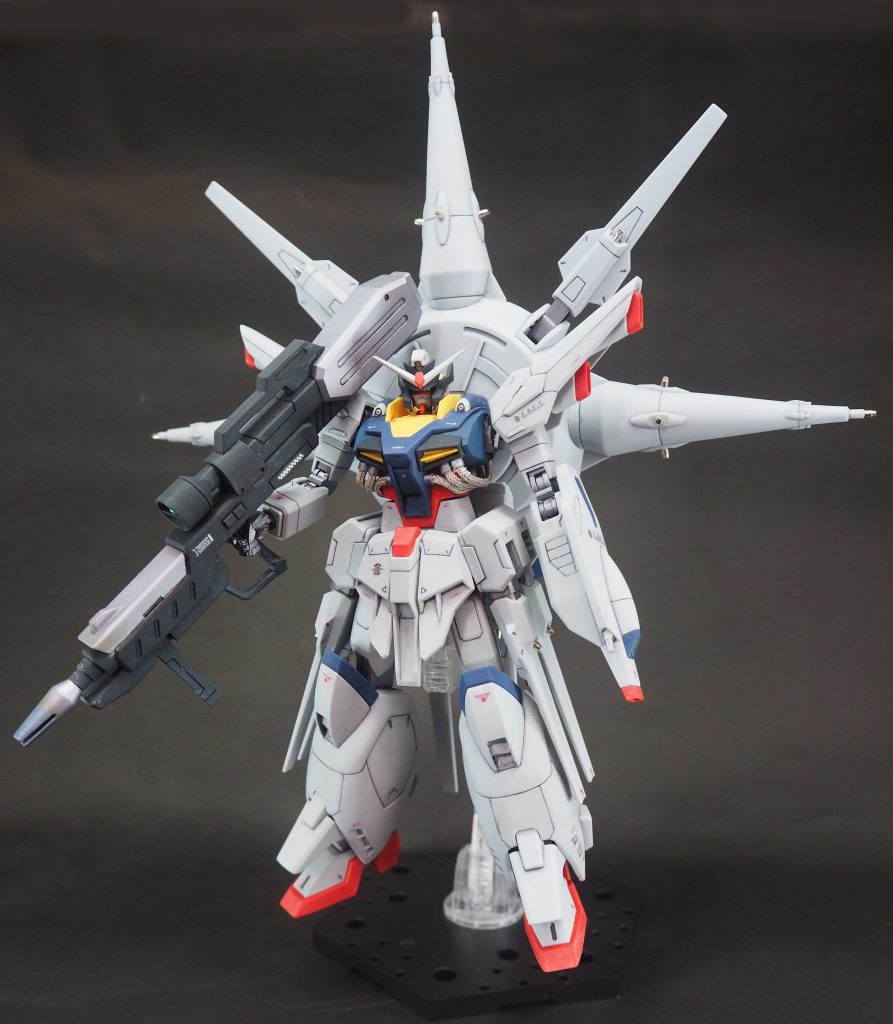 正面1/100のパーツを組み合わせた箇所は以下・各種ドラグーン・脚部スネ・ビームライフル・頭部側面・胴体下の白いパーツ・肩のスラスターなど