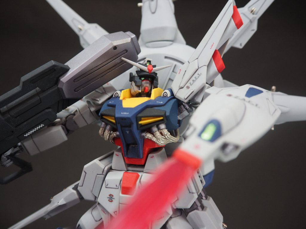 胴体は左右端に1mmずつ延長肩と首の付け根をやや後方に移動胴体下の白い部分は1/100を幅詰めしたものに差し替え、合わせて赤い部分も延長ケーブルはニクロム線を入れたメッシュパイプに変更かなりプロポーションと印象が変わったかと思います