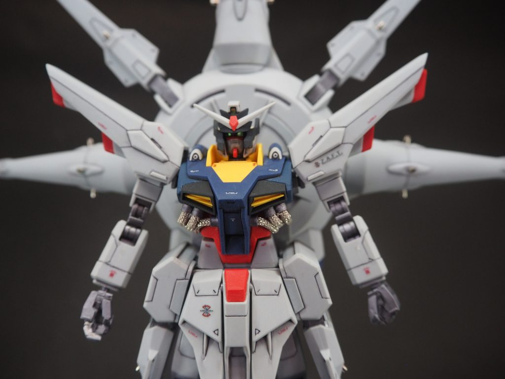 塗装は以下・関節とビームライフルを部分的にガイアのメタリックフレーム・延長した胴体青の段差部分のみネイビーブルー+キャラクターブルー・ビームライフルのベースはブラック+ネイビーブルー・センサーはラピーテープでキラキラにあとは成型色ままです。最後にツヤ消しトップコート吹いてます