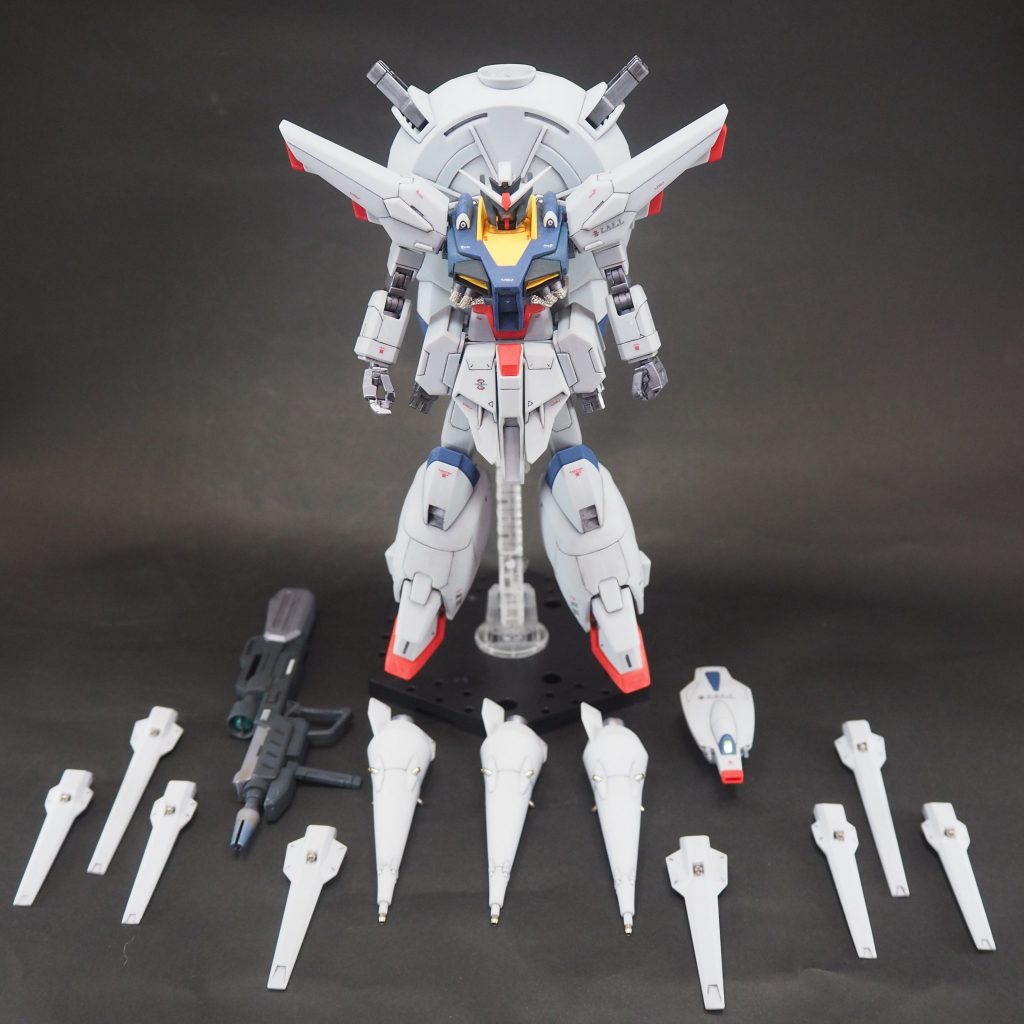 大型ドラグーンの接続ピンはバーニアにして分離しても見栄えが良いようにしましたビームライフルは単色が寂しいので塗り分けして、スコープにはデコシールを2つに分割したものを入れてます手首はビルダーズパーツの連邦ハンドにしています