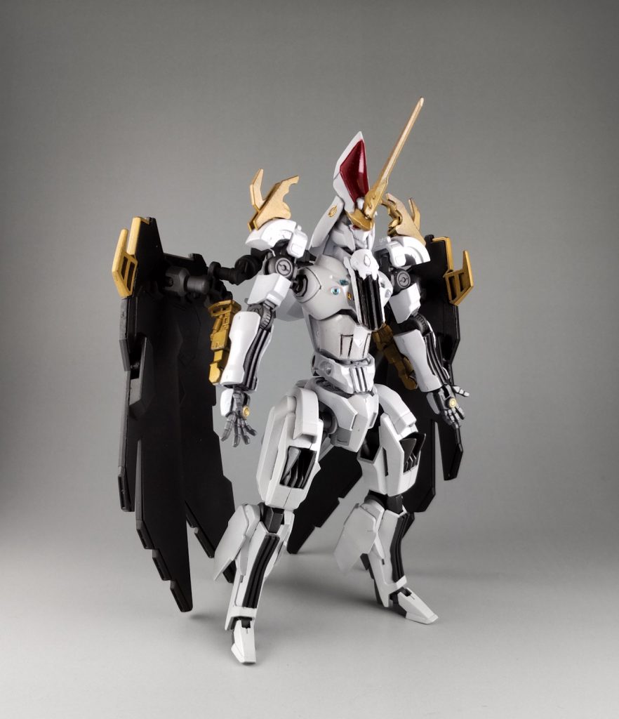 背中の羽はMGフルクロスです。頭はバエル、ブリッツ、ガルバルディリベイクの角です。