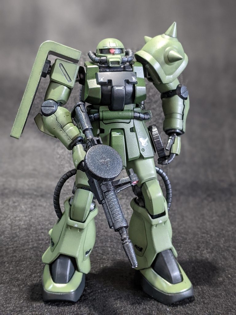 ワタシは子供の頃に戦車模型から始めたのですが、ザクは戦車だ！と思ってガンプラにもハマりました。なので武装も斧ではなくて砲(銃)で決まりです。