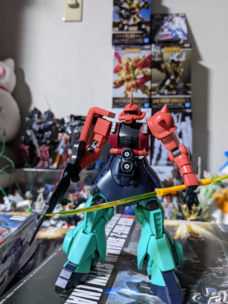 リヴァイヴ版シャア専用ザクⅡの腰部パーツを改造。ディジェの脚部とフロント、サイド、リアスカートを接続出来るように関節、接続パーツ等を移植。腰部の大きさが違う為、スリム化を図りバランスを整えて仮組みしました。