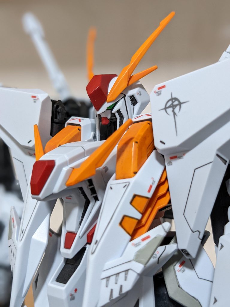 顔面アップ。アップすると雑さが目立つw肩にはマフティーのエンブレム。迷いましたが入れてよかった!