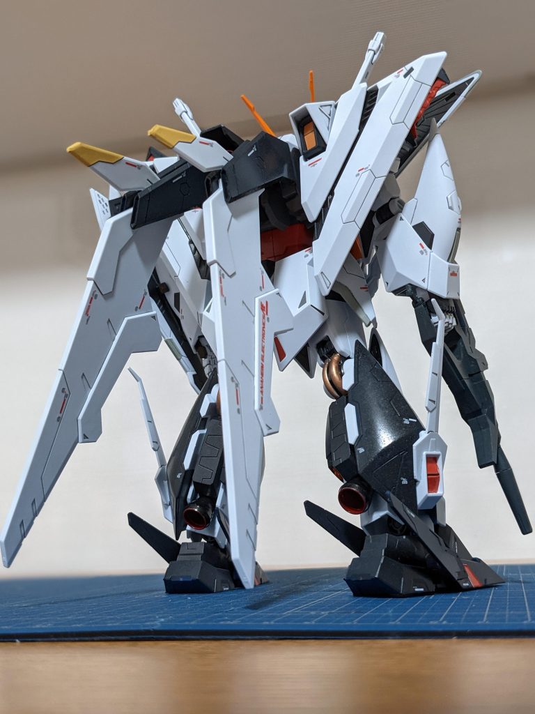 バッグあおり。バーニアは外部をメタリック系+内部はレッドで、動力パイプはカッパーで塗ってます。メカ感が出ますね!