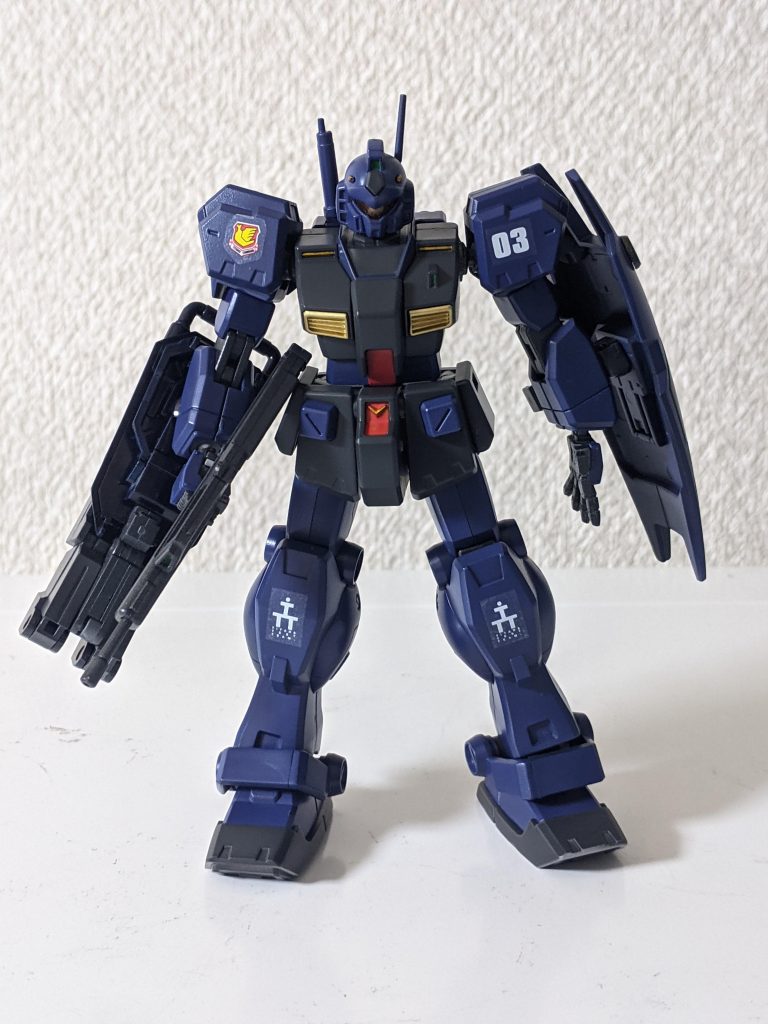 前側です。完成した後に足のレンズ部の部分塗装をしてないことに気づきました😅黄色の部分はゴールドに缶スプレーで簡易塗装し、ハンドパーツはビルダーズパーツの連邦用Sサイズを塗装して使用しました❗全体は最近手に入れたエアテックス製のメテオのOEM品のエアブラシセットのタムコンフレアで塗装しました😄不慣れなのであまり上手くやれてないと思いますが😅