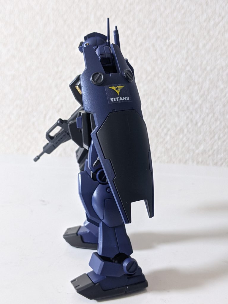 左側です。ジム・クゥエル標準装備シールドを装備してます。他は何も変えてません😅