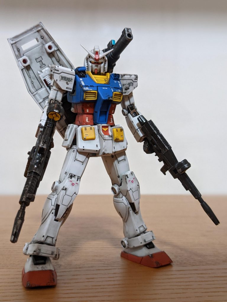 製作中にVアンテナを折るという、ショッキングな出来事もありました。接着剤で無理矢理リカバリーしてます。まぁ、満身創痍ですから、いいでしょう。笑そんな感じでオリジン版ガンダム、完成。とっても組みやすくてカッコ良い。ひと手間加えればカッコ良さ倍増！！ガンプラは自由です！