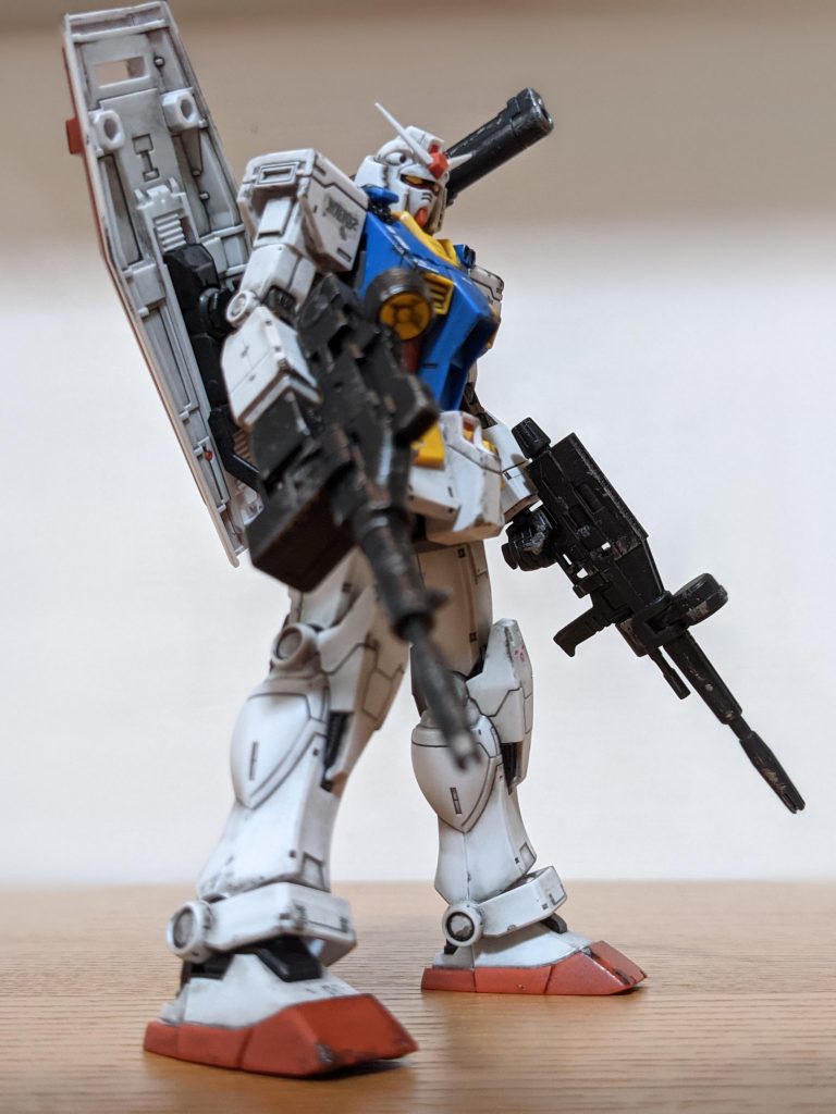 ウェザリングは、リアルタッチマーカーのグレー2を全体的にまんべんなく塗ったあとにティッシュで拭き取り、さらに激落ちくんでゴシゴシ。部分的にアクリジョンのつや消しブラックで強めの汚し、その上からMr.COLORのスーパーアイアン2を塗ってます。