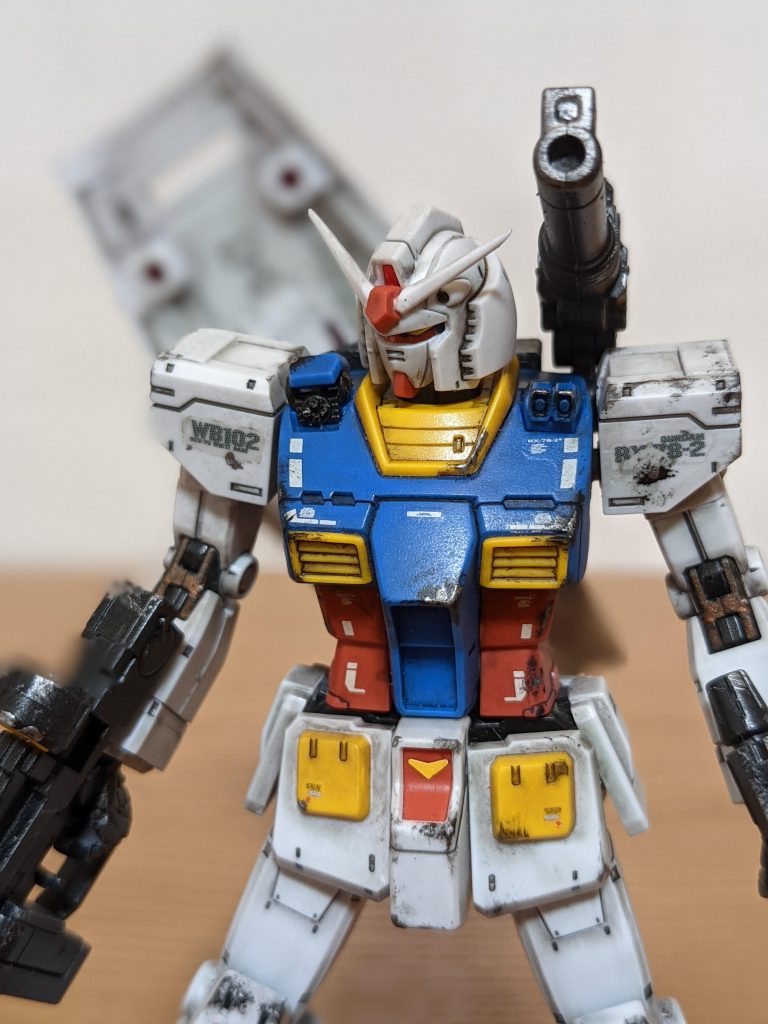 いつも通り成型色で、関節＋武器はアクリジョン黒鉄色で筆塗り。墨入れ＋要所にデカール貼った後、半光沢トップコート。今回は【満身創痍のガンダム】見たいな感じにしたくて、ウェザリングをかけました。