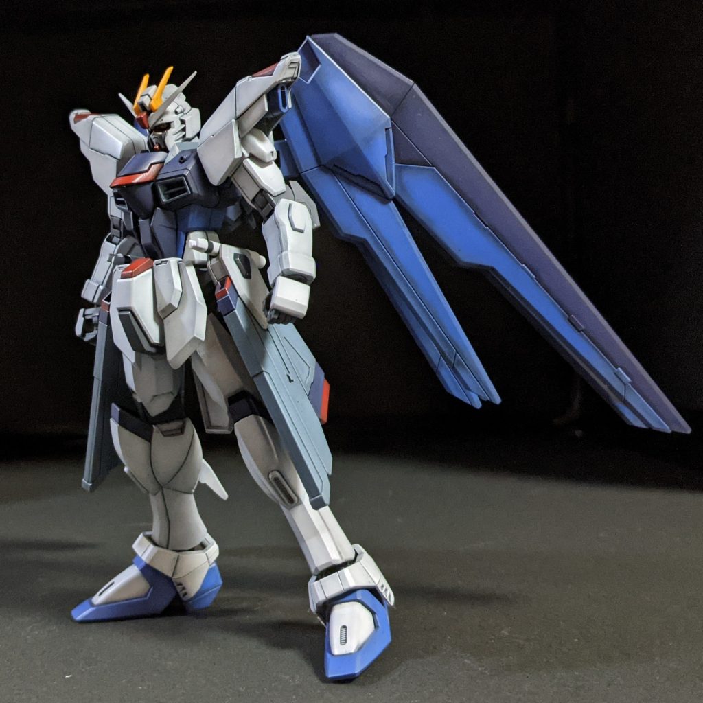 肩のボリューム感が足りないと感じたのでプラバンで厚みをアップさせてます。足も1.5ミリ延長