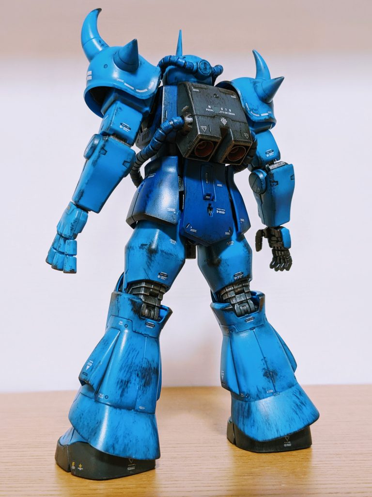 バック動力パイプは、内部軸を見える箇所だけ部分塗装。ウェザリングはリアルタッチマーカーを全体的に塗付け、角を残す様に拭き取り→メラミンスポンジで更に拭き取り。これで陰影がハッキリします。部分的な強い汚れは、アクリジョンのつや消しブラックをスポンジで押し付け。戦闘終了後の雰囲気が出ますね。