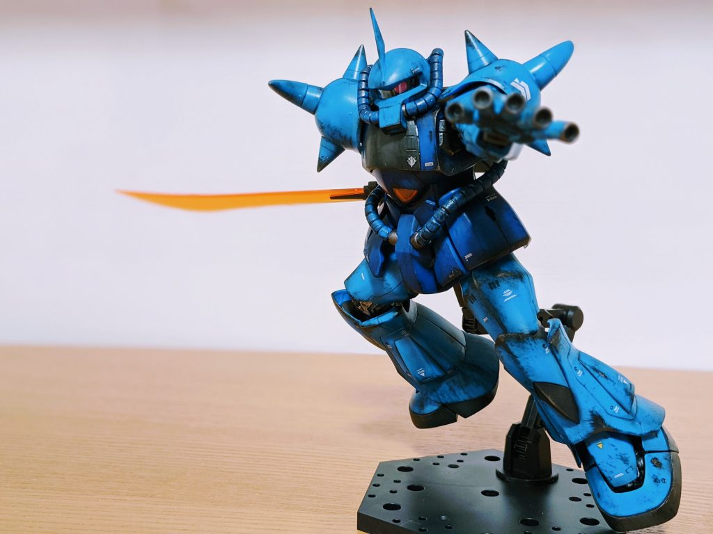 アクション塗装の剥がれ感はつや消しブラック→焼鉄色で塗装。フィンガーバルカンなんか特に力入れてます。モノアイはシールではなくピンクで塗りました。Hアイズへの変更も考えましたが、塗った方がアニメ感出るかなと。予想的中でした。