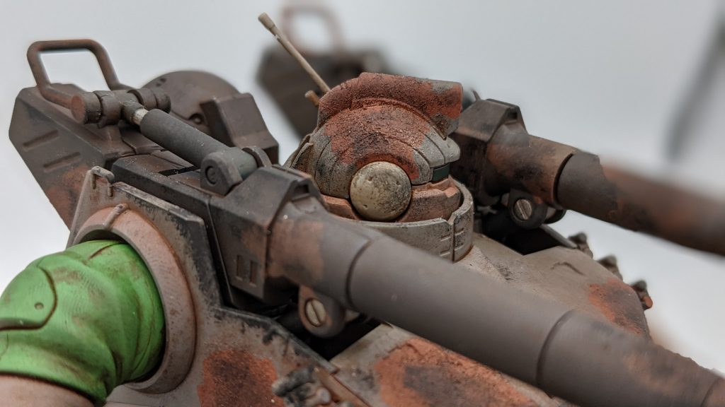 全体を赤錆っぽく調色した茶色で下塗りそれから基本塗装サビ感がいい感じ制作にあたって戦闘に敗れてボロボロになった状態にするか迷いましたが、まだまだ現役の重機感が出るようにしてみました！