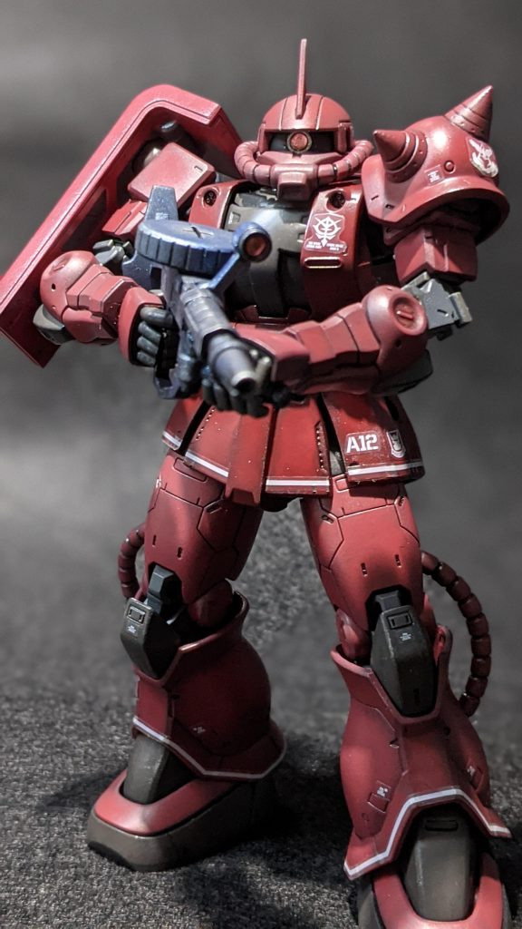 シャアピンクより赤く、と言う奥さんの注文を聞いて調色したのですが、結果は何かイマイチの色味になってしまいました。