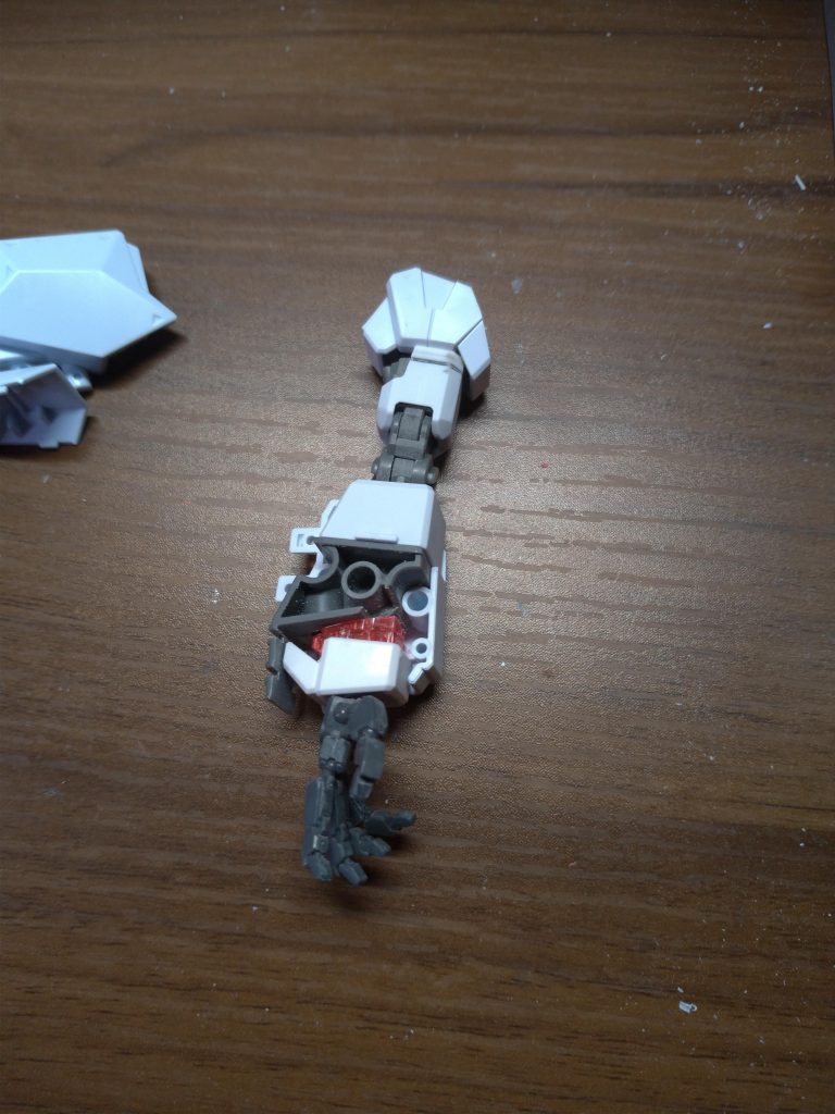 今回一番気になったのが腕部。ハンドパーツの接続軸の向きが「袖から生えている」ように見えたので、HGユニコーンの前腕をカットして画像のように収めました。ハンドパーツはMG ν VerKaから拝借しました。クスィーのサイズ感に一致しましたが、コスパと釣り合わないのが悩みどころ（たまたま手持ちのジャンクにあったからよかったものの…）。