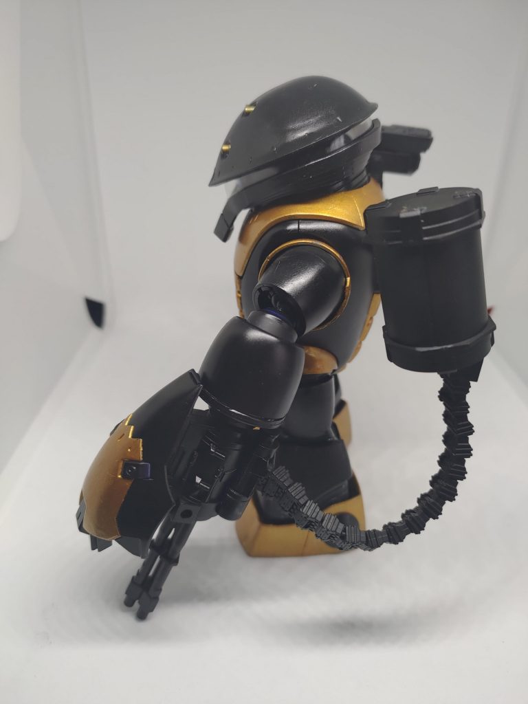 左腕にはガトリング砲装備