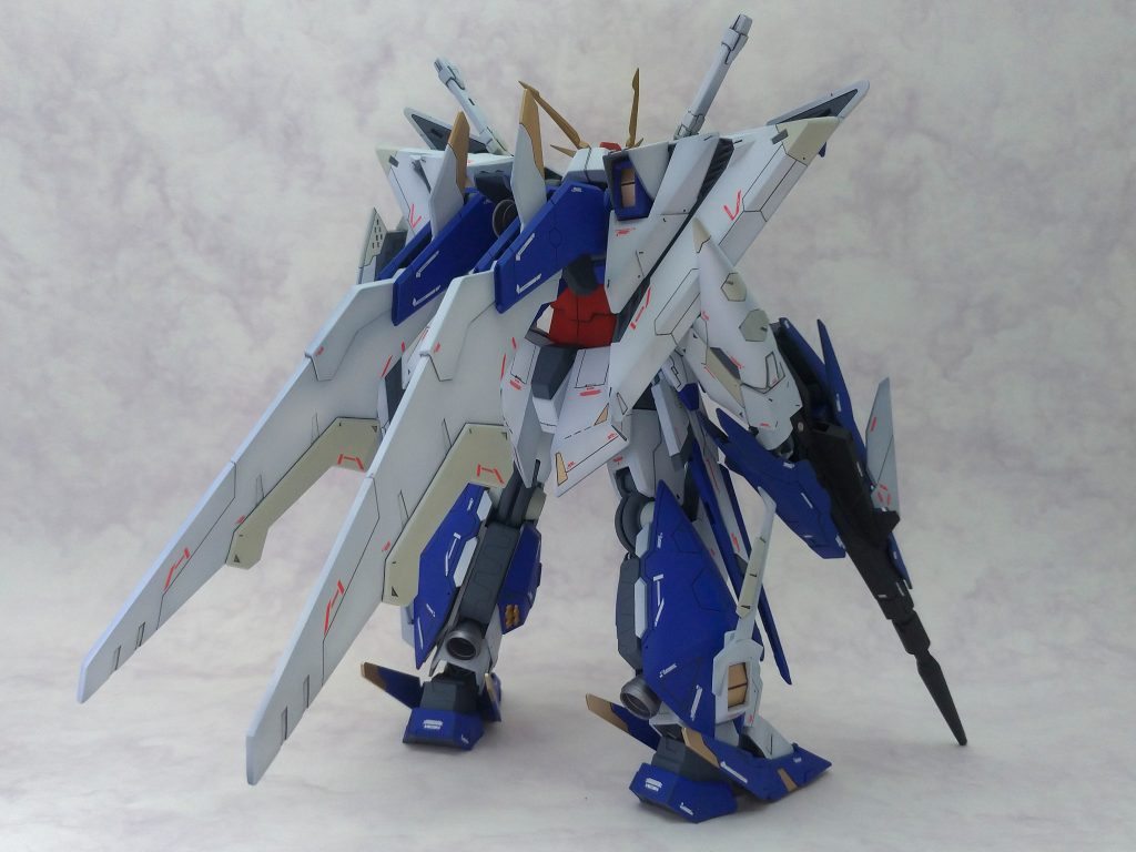 今回の工作箇所に関して。首を短縮&前方に移動。それに伴い肩甲骨部のパーツが使用できないのでプラ板の積層で形状出し。胴体を3mm、太腿を2mm、上腕を1mm延長。ハンドパーツをMG ν VerKaから流用。また接続にHGユニコーンの腕部を使用（詳細は下記にて）。フェイスはHGユニコーンを基に左右1mmずつ延長。ライフルをMG AGE-Ⅱマグナムから、腰部サイドアーマーはRG ストライクフリーダムからそれぞれ流用しています。