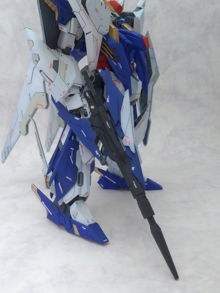 付属のライフルは「短く太い」感があって、何となく私が考えるクスィーに合わないなぁ…と思い、手持ちのジャンク品を掘り返しているとAGE-Ⅱマグナムのライフルが。合わせてみるとまぁまぁいける？と思ったので、今回のクスィー用として使用しました。