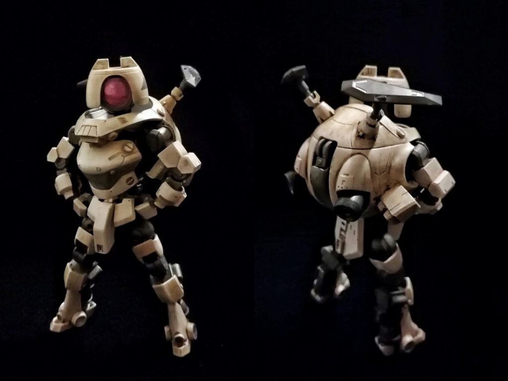 KER-269 フロッグマンは、後方支援特化のサポートタイプとして作られた機体です。単独での戦闘は想定しておらず、索敵や援護をメインにした、チームでの運用を前提とした構成になっています。 頭部に搭載されたメインカメラはセンサー性能を高めた大きな形状をしており、さらに肩に2基のアンテナを搭載し、周囲の索敵を迅速かつ広範囲に行うことができます。