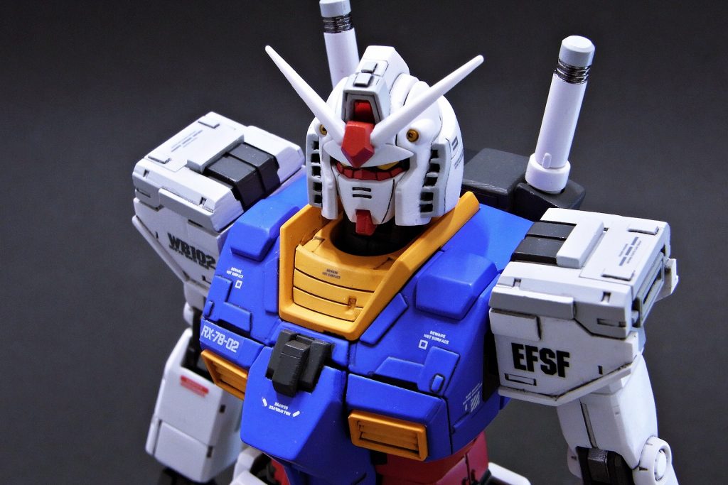 メインカメラ先端部を0.3ミリプラ板でサイズ増しと、ヒサシの下部を削って、アゴを引いても目線が通るようにしましたヘルメット両サイドの五段の穴のモールドが浅すぎたので、削って穴を開けました