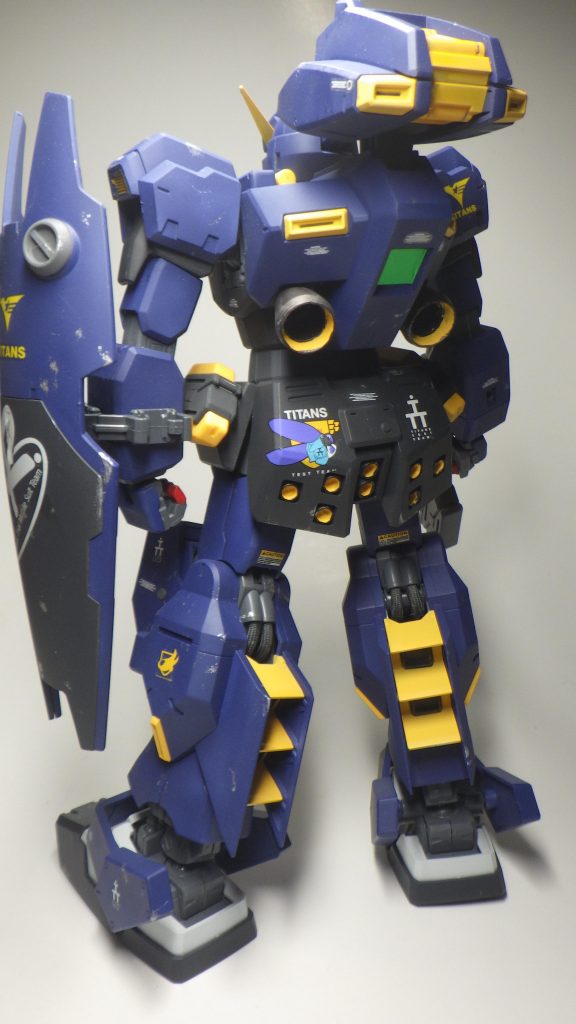 背面はスラスターの黄橙がかなり引き立つうえ、厄介な個所にばかりあるので筆塗りの繰り返し