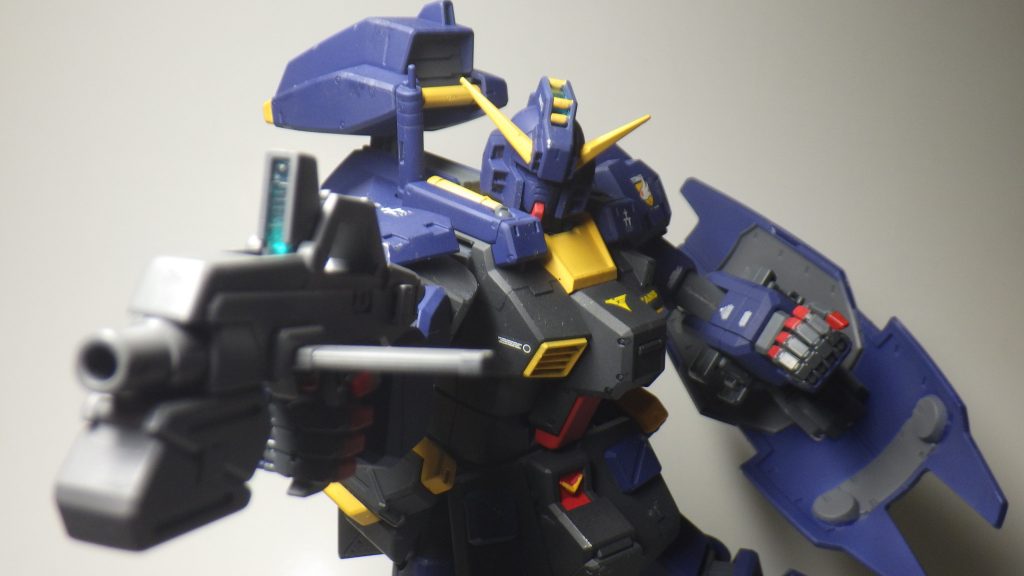 指先のマニキュアはファレホのブラッディレッドで塗装