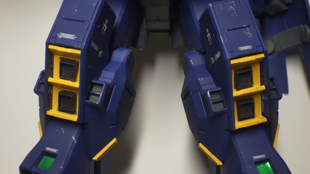 脚部スラスター内部はがらんどうでしたので、MGだと間延びしてしまうので角形スラスターノズルを追加