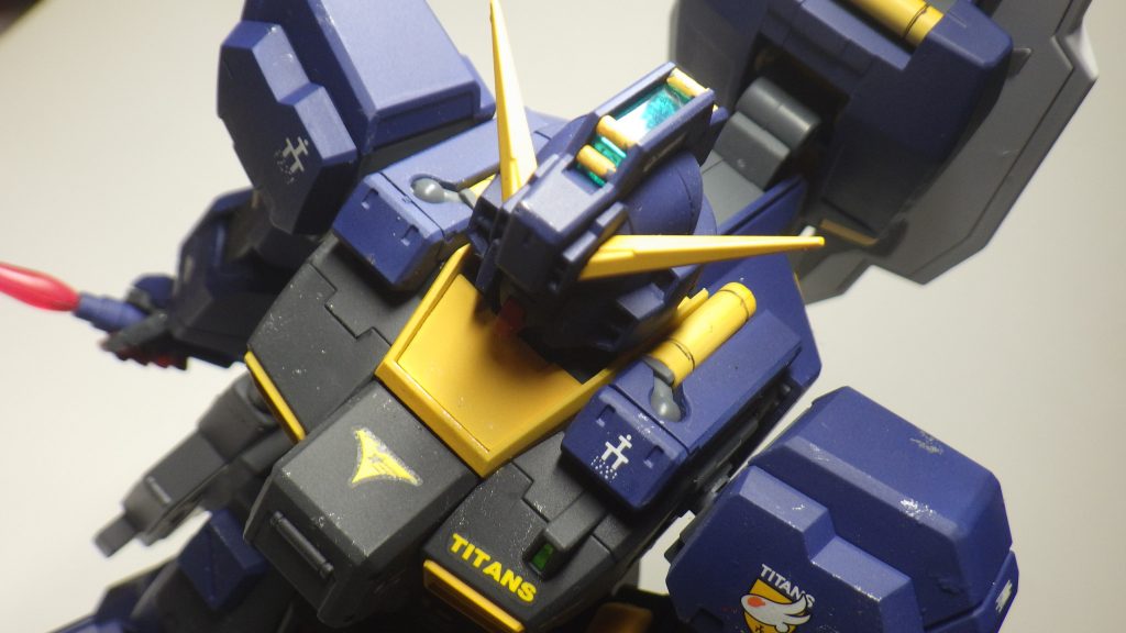 頭部センサー、ツインアイはクリアパーツの裏にメッキシートを貼り、光らせています