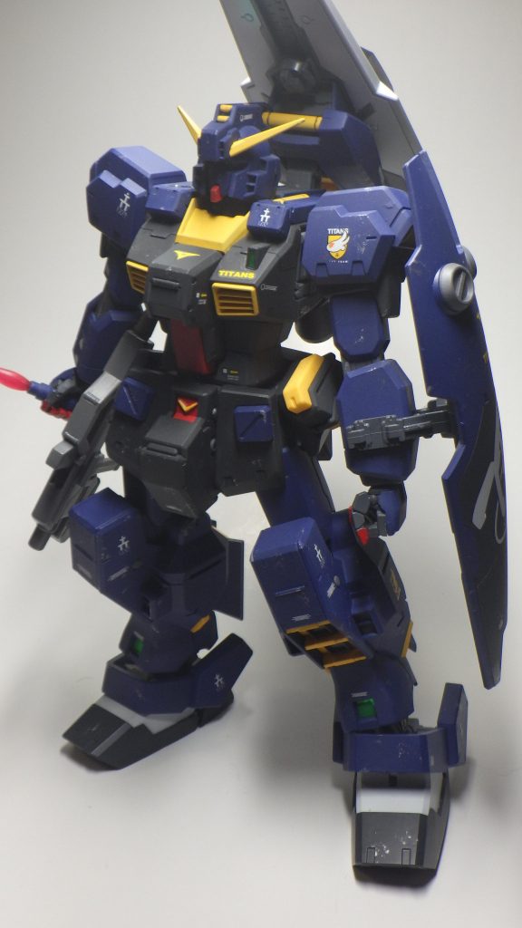 ティターンズの黒基調のカラーリングはそのままだとのっぺりした感があるので、下地を明るめに作ってブルーを明るめに配合アクセントでコーションタグをうるさめに入れ、チッピングも施しています