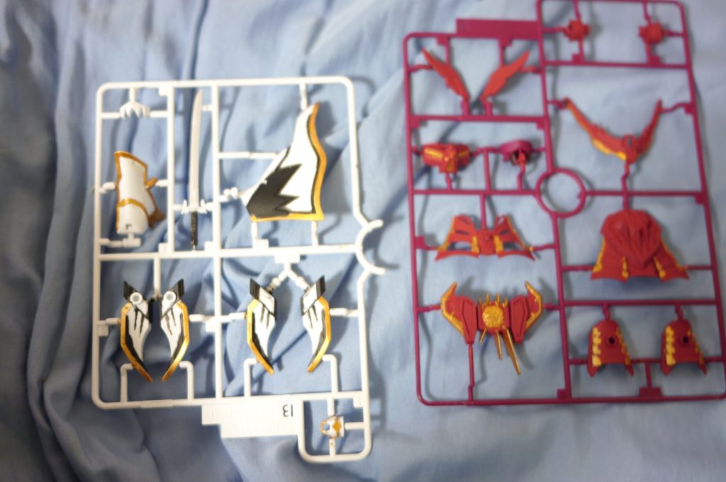 ランナーのまま筆塗りしていきました。筆塗りのいいところは、自分がここまでだと思ったらそこが完成ってところ。悪いところはここまでだと思えなかったら永遠に続くところ。しかし塗ってる間はずっと没頭していて楽しかった。自分は不器用で、こんな塗り分けは絶対に無理だと思い込んでいましたが、やりゃあできるものです。制作時間は寝る前に1日30分ずつくらい続けていって大体1週間くらいで完成です。