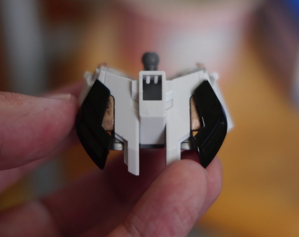 さて、今回の改造ポイントですが、このお尻にぽっかり空いた穴をなんとかしたかったんですね。一応ライフルひっかけるパーツを着けられますけど、なんかいくらでも使い道ありそうなのにライフル引っかけるだけじゃもったいないじゃないですか。