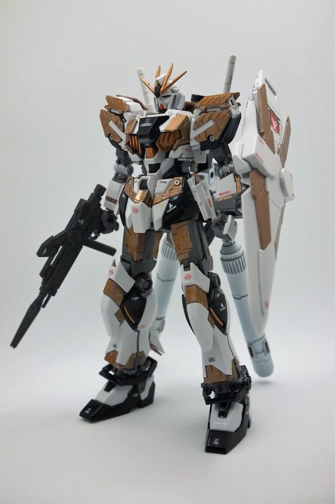 キットそのままでも全然カッコいいんですが、ちょっと物足りなかったので追加のブースターを背負わせてみました。不死鳥狩り作戦で大破したナラティブをルオ商会がもったいない精神で回収、アナハイムの担当者を脅して余剰パーツを融通してもらい、商会傘下の警備会社に配備した、という設定です。サイコフレームはもう使えないし使えるやつもいないので耐ビーム装甲に置換しました。