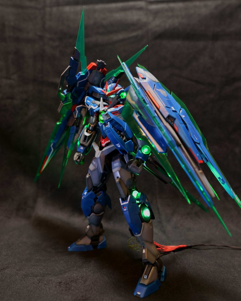 💡LED電球を15箇取付。各パーツごとのコネクタ5個を電池ケース側コネクタ5個に接続して電池ケースのスイッチで発光します。単3乾電池8本。頭部 ・目 、額 、後頭部 、耳部分(キャンドルIC)に1個ずつ。胸部 ・GNドライブ前後に2個(キャンドルIC)。ローソクのように    揺れて光ります。腕部 ・上下に2個×両腕脚部 ・上下に2個×両足緑色でまとめましたが、目を青色にすれば良かった・・・。