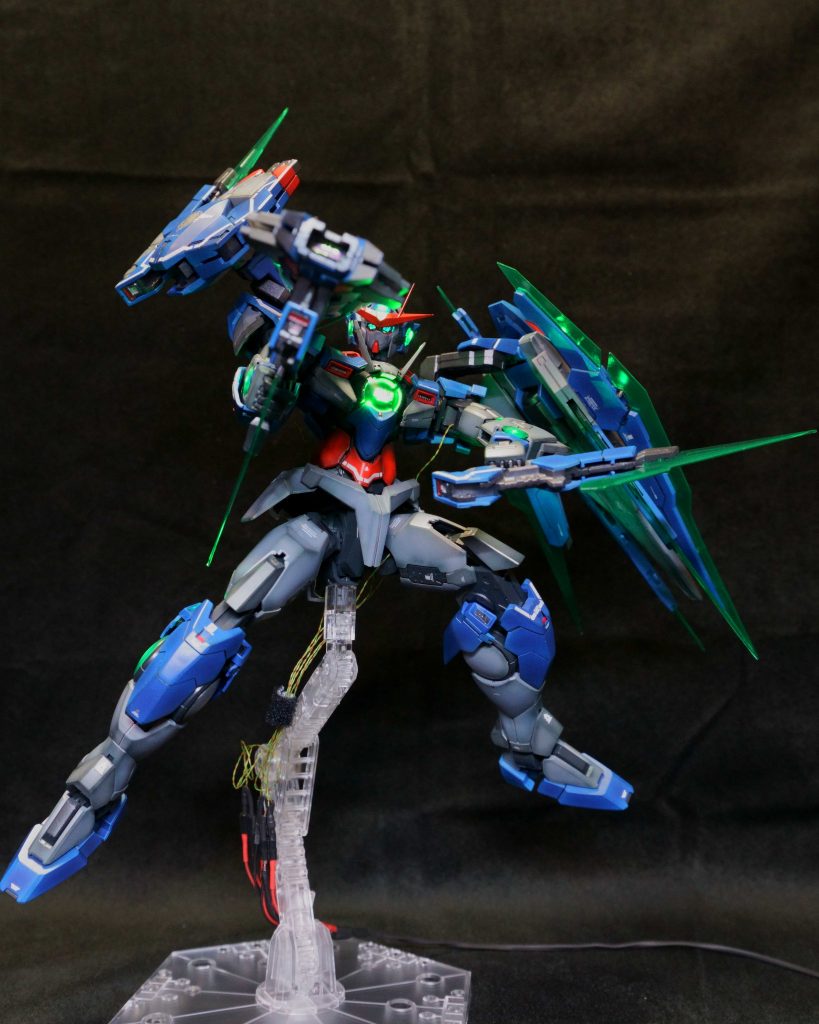 ⚪︎目・GNガンブレード銃口にHIQパーツのオーロラグリーンシール 貼付け。⚪︎各所にハセガワ、カーボンケブラーフィニッシュ貼付け。