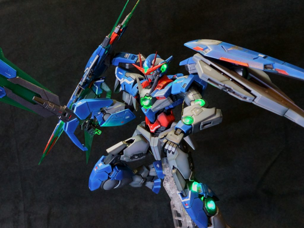 塗料下地は、(ガ)サーフェイサーエボ、メカサフスーパーヘビー。ブルー部分【ク】フタロシアニンブルー。フレーム部分 【ガ】ミッドナイトブルー、【ク】GXメタルブラック。グレー部分 【ク】ミディアムブルー、【ク】ニュートラルグレー。オレンジ部分 【ク】オレンジ+【ク】蛍光レッド。クリアグリーン部分 【ガ】蛍光イエローグリーン。ウェザリング 【タ】シーブルー細吹。すみ入れはタミヤ墨入れエナメルのブラウン+ブラックとガンダムマーカー。仕上げ Ex-クリアーの後にExーフラットクリアー。