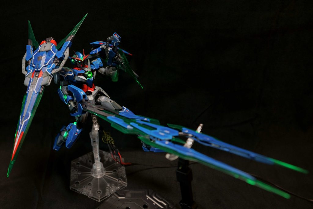 GNバスターライフルソード部分を発光する予定でしたが断念しました。😂偶然ですが発光した光がブレードに反射して光っているように見えて良かったです。UVライトでも光りました。